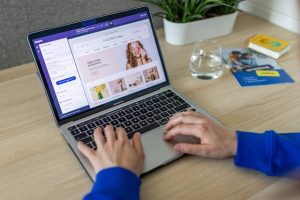 Persona desarrolla estrategia de contenidos para ecommerce